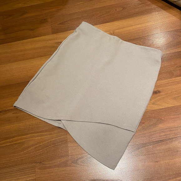 LAST DAY TO BUY!! Aritzia skirt - Picture 4 of 11